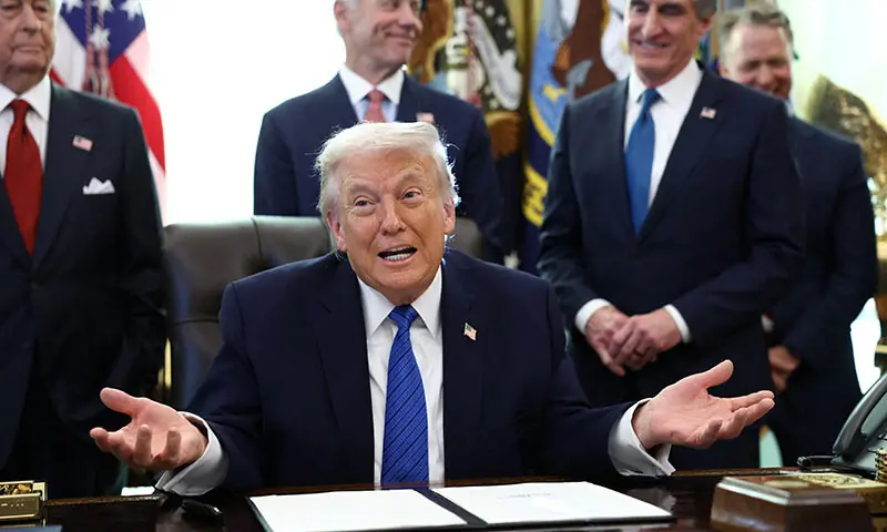 You are currently viewing Trump Says Iran Wants Deal to Escape Strong 1 Threat of Military Action